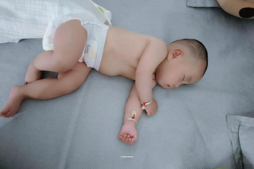 临沂宝宝睡觉爱翻身